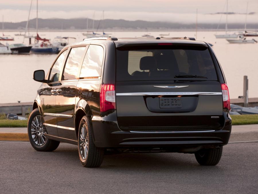  Chrysler Town & Country 2010 года  (фото 12 из 19)